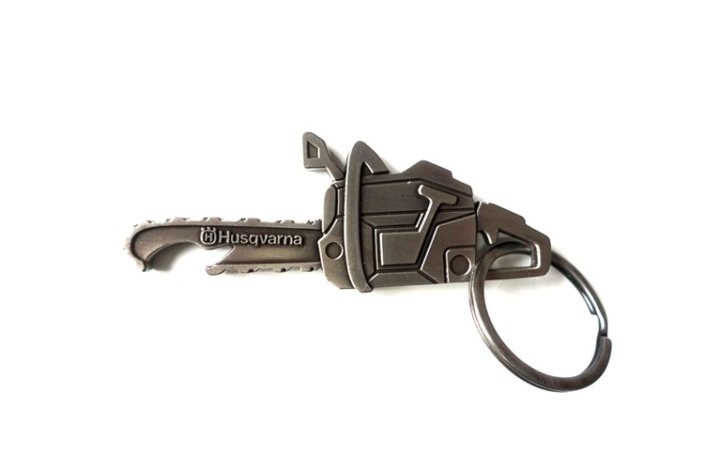 Keyring/Bottle Opener Husqvarna ryhmässä Husqvarnan metsä- ja puutarhatuotteet / Husqvarna Työvaatteet/laitteet / Työvaatteet / Tuotteet @ GPLSHOP (5909600-01)