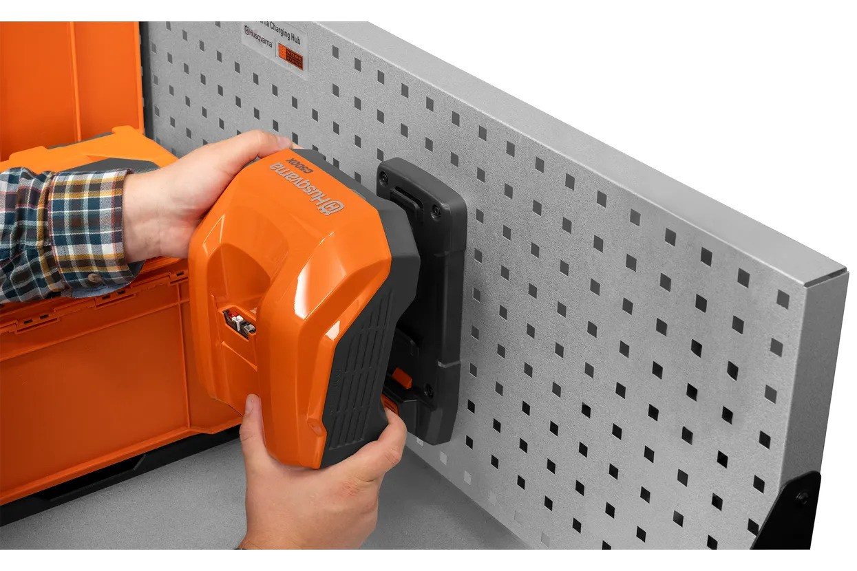 Husqvarna seinäkiinnityslevy laturille C500X & C750X