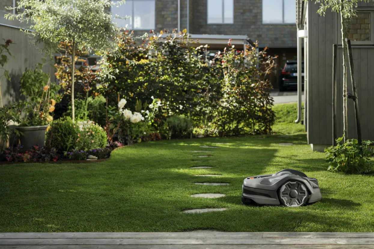Husqvarna Automower® 305E Nera Robottiruohonleikkuri langattomalla teknologialla