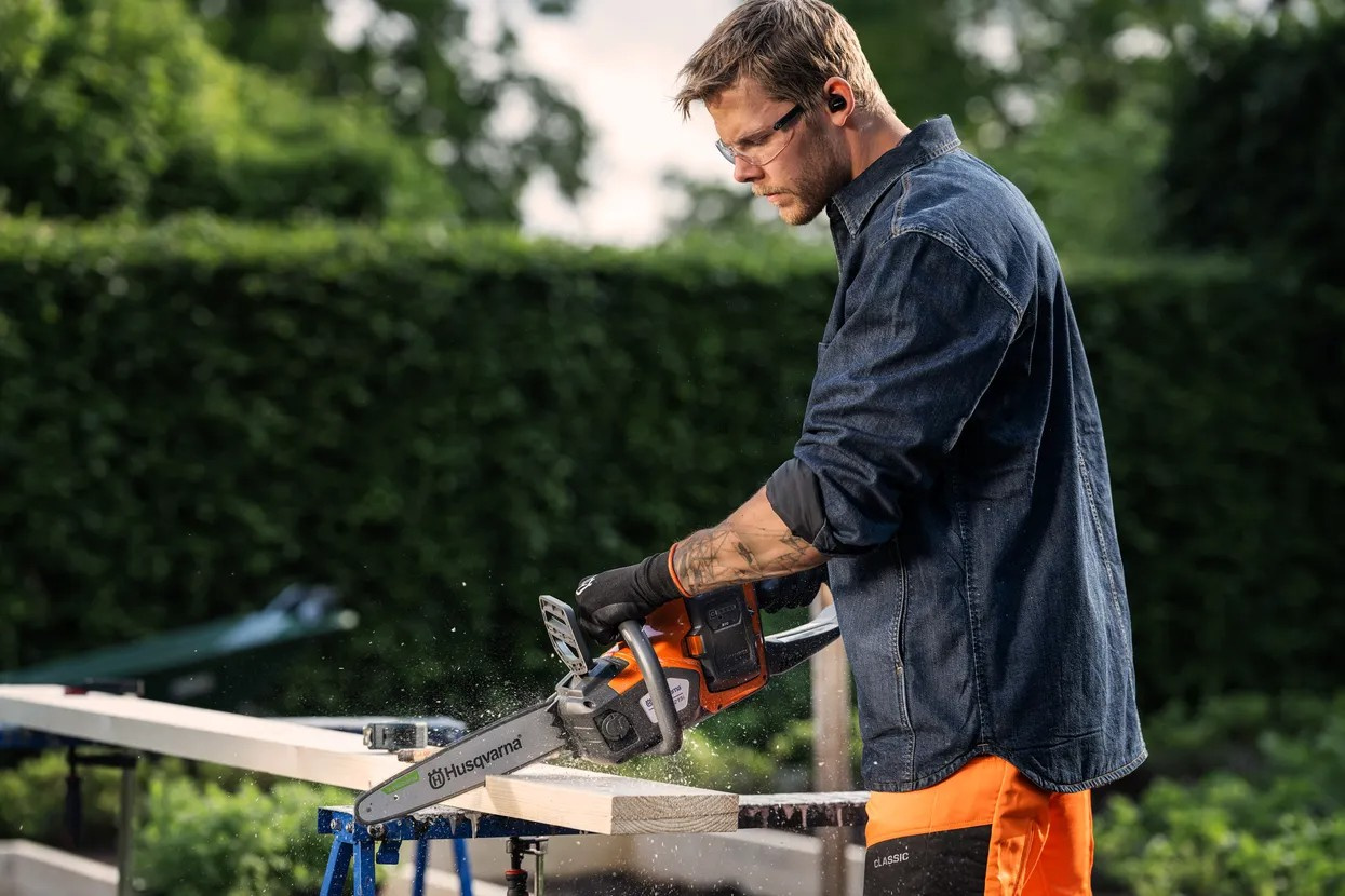 Husqvarna 215i akkukäyttöinen moottorisaha akulla ja laturilla