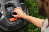 Husqvarna Automower® 320 Nera Robottiruohonleikkuri Husqvarna Automower® 320 Nera Robottiruohonleikkuri