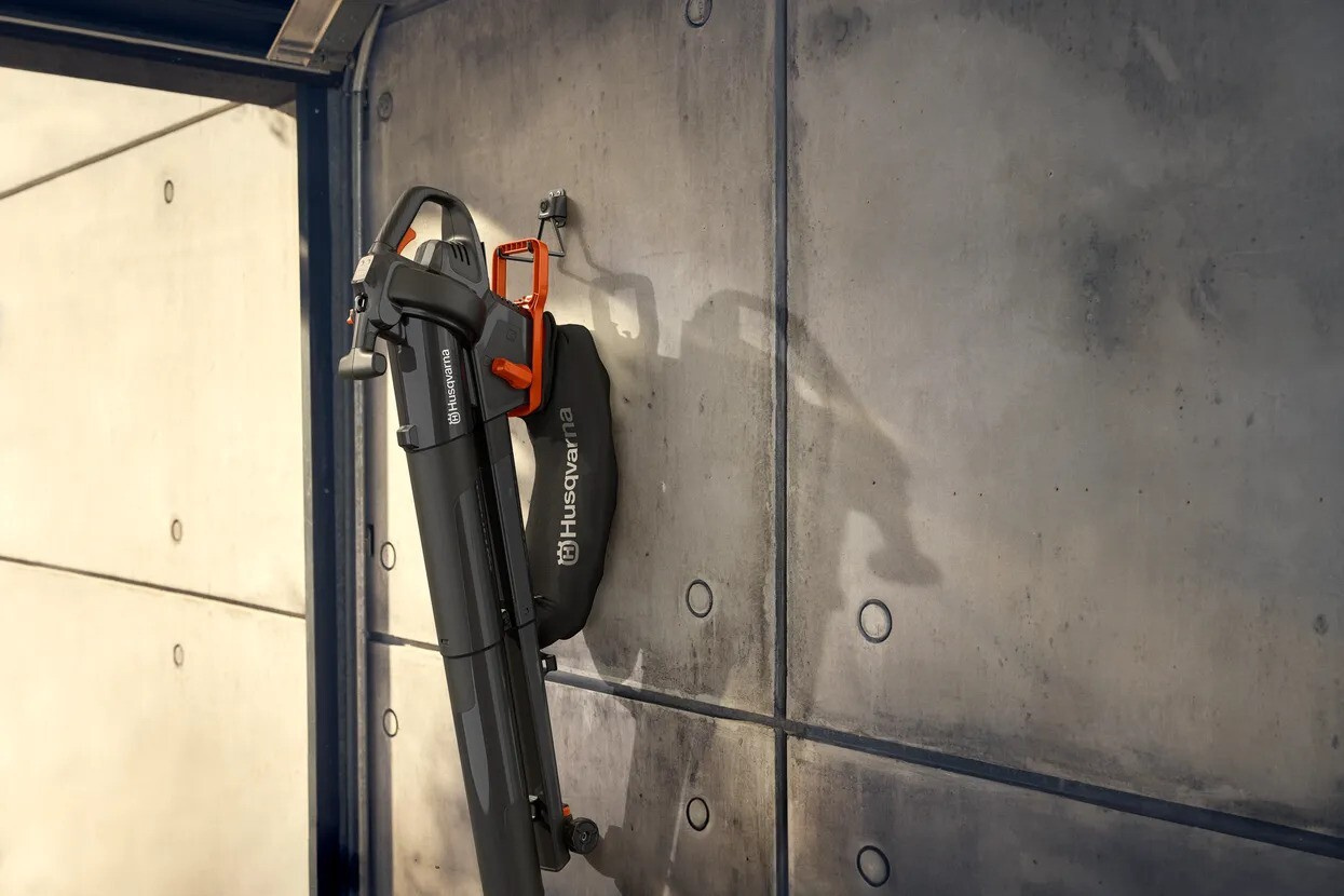 Husqvarna Aspire™ BVX-P4A akun ja laturin kanssa