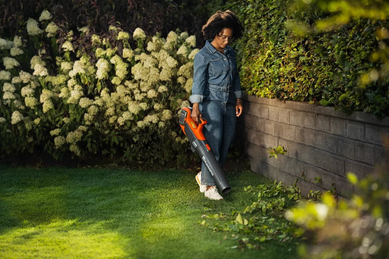 Husqvarna 122iB akun ja laturin kanssa