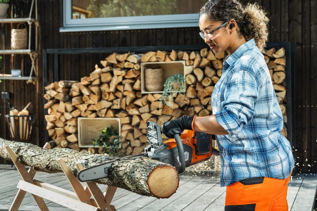 Husqvarna 230i akkukäyttöinen moottorisaha akulla ja laturilla