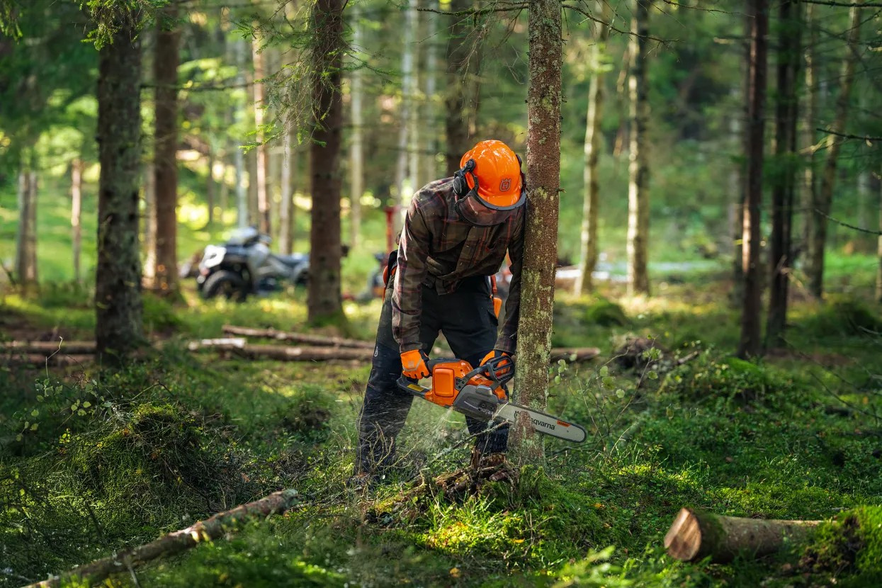 Husqvarna 440i akkukäyttöinen moottorisaha akulla ja laturilla