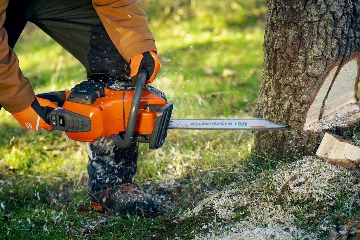Husqvarna 440i akkukäyttöinen moottorisaha akulla ja laturilla