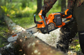 Husqvarna 440i akkukäyttöinen moottorisaha akulla ja laturilla Husqvarna 440i akkukäyttöinen moottorisaha akulla ja laturilla