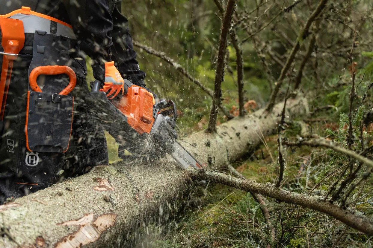 Husqvarna 440i akkukäyttöinen moottorisaha akulla ja laturilla